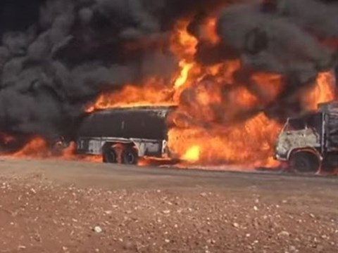  Đoàn xe chở dầu của IS bốc cháy ngùn ngụt ở Sweida, Syria