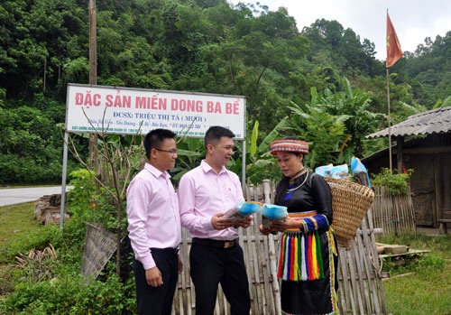 Thành triệu phú miến dong dù không... biết chữ - 1
Chị Triệu Thị Tá (ngoài cùng bên phải) giới thiệu sản phẩm miến dong tới khách hàng. Ảnh: Thu Hà