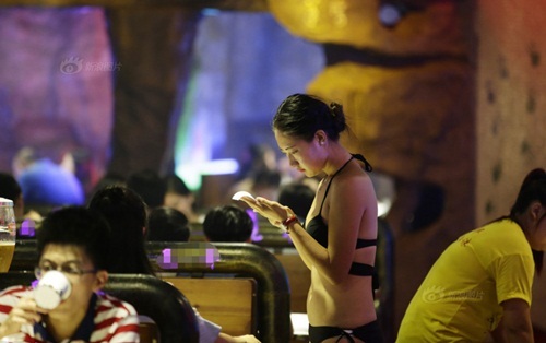 Gái xinh Trung Quốc bị "ném đá" vì mặc bikini phục vụ khách - 1 Gái xinh Trung Quốc bị "ném đá" vì mặc bikini phục vụ khách - 1