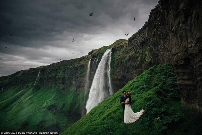 Thác nước Selijalandsfoss ấn tượng ở Iceland tạo bối cảnh tuyệt đẹp cho cặp uyên ương. (Nguồn: Dailymail)