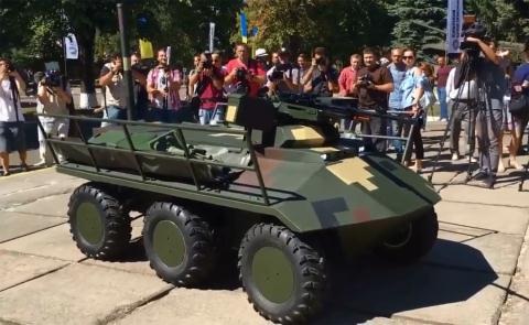 Ukraine bất ngờ trình làng robot chiến đấu - 1 Ukraine giới thiệu robot Phantom.