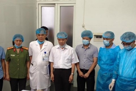 Tấm lòng cao cả của nữ đại tá, BS CAND hiến tặng giác mạc khi qua đời - 1 Y bác sĩ Bệnh viện 19-8 Bộ Công an và người thân bác sĩ Vũ Thị Thoa kính cẩn nghiêng mình trước giây phút lấy giác mạc theo di nguyện của chị