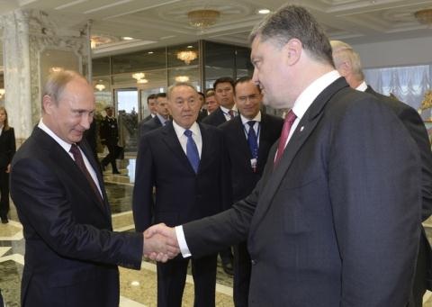 Nga đã vượt tầm các bên ở cuộc chiến miền Đông Ukraine - 1 Tổng thống Nga Vladimir Putin và Tổng thống Ukraine Petro Poroshenko có khả năng sẽ gặp riêng nhau.