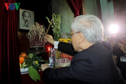 Tổng Bí thư Nguyễn Phú Trọng thắp hương tưởng niệm Bác Hồ - 1 Tổng Bí thư Nguyễn Phú Trọng thành kính dâng hương tưởng nhớ Chủ tịch Hồ Chí Minh