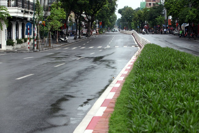 Sáng 2/9, Hà Nội không còn cảnh nhộn nhịp, ồn ã thường nhật. Đường phố vắng vẻ, yên bình, cờ rực đỏ cả góc phố. Hình ảnh, đường Điện Biên Phủ sáng nay