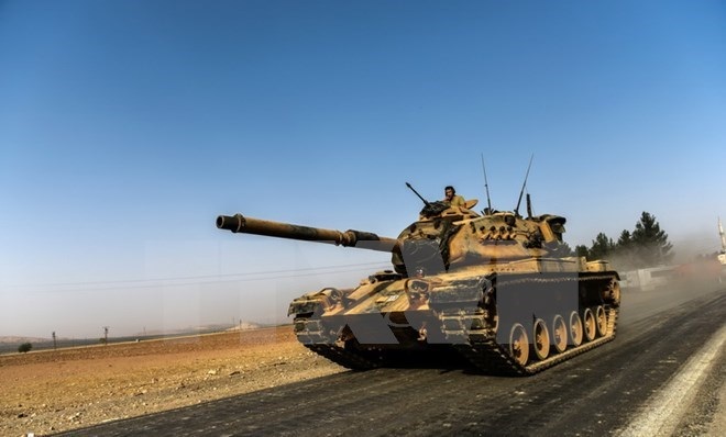 Xe tăng Thổ Nhĩ Kỳ tiếp tục tràn qua Syria theo ngả Kilis - 1 Xe quân sự Thổ Nhĩ Kỳ hướng về thành phố biên giới Karkamis ở vùng miền Nam Gaziantep ngày 24/8. (Nguồn: AFP/TTXVN)