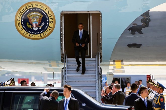 Nhiều bất ngờ khó chịu trong chuyến đi của ông Obama tới Trung Quốc - 1 Ông Obama phải đi xuống từ bụng chiếc Air Force One, theo quy trình an ninh cao. (Nguồn: New York Times)