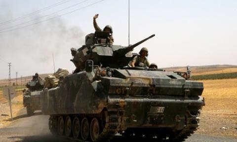 Thổ điều thêm xe tăng tấn công: Chơi tất tay ở Syria? - 1 Xe tăng Thổ Nhĩ Kỳ vượt biên giới tiến vào Syria. Ảnh: TimesofOman
