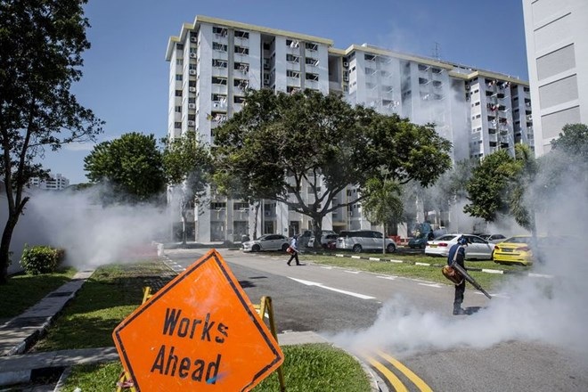 Đã có 242 người ở Singapore nhiễm virus Zika chỉ sau 1 tuần - 1
Phun thuốc diệt muỗi tại Singapore. (Nguồn: Getty Images)