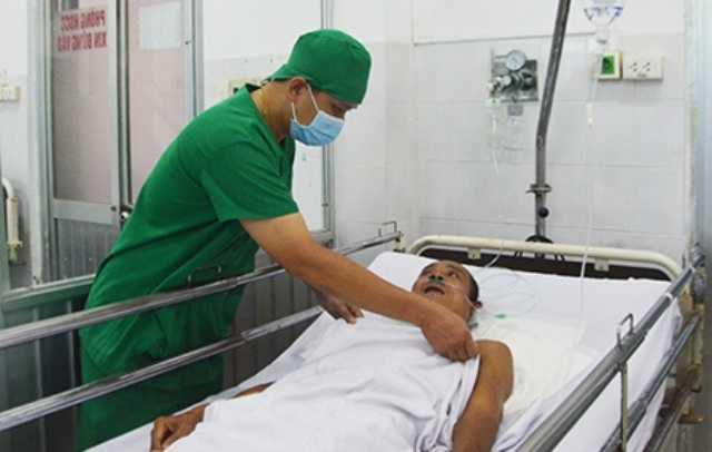 Hy hữu: Đang ngồi nhậu bị rắn lục cắn vào tay và... lưỡi - 1 Ông L. hiện tại đang được điều trị tại khoa cấp cứu bệnh viện Quân y 121 - Cần Thơ