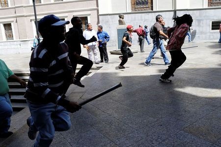 Tổng thống Venezuela bị người biểu tình rượt trên phố - 1
Người biểu tình Venezuela (Ảnh minh họa).