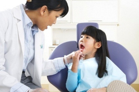 Nhổ răng sữa sớm, nên hay không? - 1 Nhổ răng sữa sớm sẽ làm giảm sức nhai, ảnh hưởng đến thẩm mỹ...
