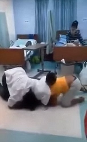 Được vợ và bồ cùng vào bệnh viện thăm hỏi và cái kết "khủng khiếp" - 1
Ba người bò lăn trên sàn bệnh viện