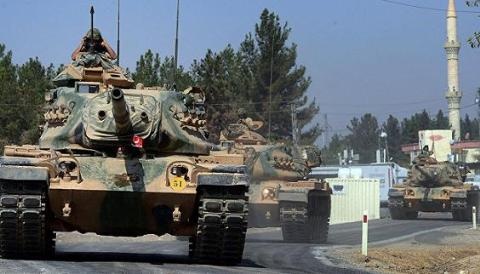 Thổ Nhĩ Kỳ sẽ chiếm luôn dải biên giới Syria? - 1 Xe tăng Thổ Nhĩ Kỳ đã vượt biên giới, tiến vào phía Bắc Syria hôm 24/8