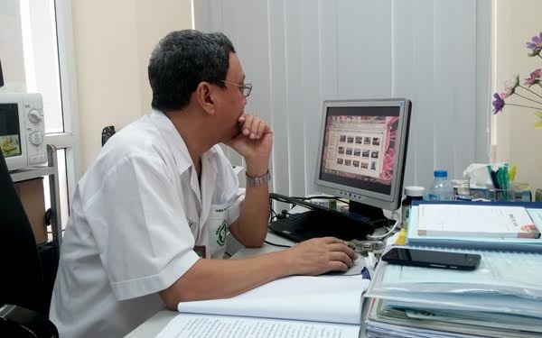 Bác sĩ sống tốt sau 5 năm ung thư phổi di căn khắp người - 1 PGS Đỗ Quốc Hùng vẫn hàng ngày đến viện làm việc sau gần 5 năm mắc ung thư phổi giai đoạn cuối