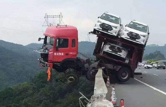 Xe tải lơ lửng trên không sau khi đâm vào hộ lan trên cao tốc - 1 Xe tải lơ lửng trên không sau khi đâm vào hộ lan trên cao tốc - 1