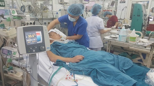 Bệnh nhân B. được kiểm soát nhiệt độ theo mục tiêu (33 độ C). Sau 24 giờ, máy sẽ làm ấm bệnh nhân theo chương trình rất chặt chẽ nâng dần nhiệt độ bệnh nhân 0,25 độ/giờ cho tới khi đạt nhiệt độ bình thường (37 độ C).