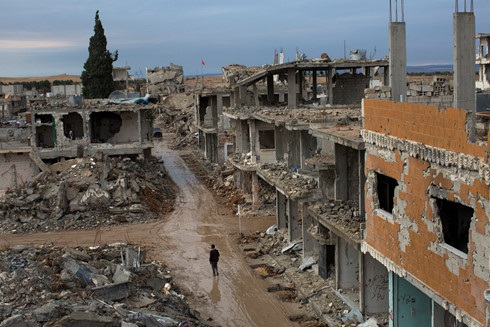 Vì sao cuộc chiến tranh Syria không thể có hồi kết? - 1 Quảng cành tàn phá nặng nề tại thành phố Kobani vào năm 2015 sau nhiều tháng trời không kích của liên quân và giao tranh giữa người Kurd và IS.