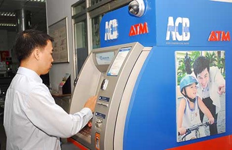 Vào cây ATM, bước ra mất sạch tiền trong tài khoản - 1
Khách hàng cần cảnh giác trước các thủ đoạn ngày càng tinh vi hơn để đánh cắp tiền tại ATM. Trong ảnh: Khách hàng đang rút tiền. Ảnh: HTD