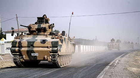 Thổ Nhĩ Kỳ sẽ ở lại Syria? - 1 Xe tăng quân đội Thổ Nhĩ Kỳ tiến đến biên giới Syria ngày 3-9.