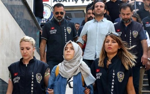 Thổ Nhĩ Kỳ tiếp tục bắt giữ các đối tượng liên quan tới giáo sĩ Gulen - 1 Cảnh sát Thổ Nhĩ Kỳ áp giải một nhà báo ra tòa sau vụ đảo chính bất thành hồi tháng 7. Ảnh: AP