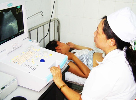 Một phụ nữ mang thai được bác sĩ siêu âm để theo dõi sự phát triển của thai nhi. Ảnh: TRẦN NGỌC