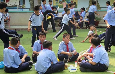 Gỡ dạy-học thêm bằng học 2 buổi/ngày - 1 Học sinh cần được học một cách nhẹ nhàng và tăng thời gian ngoại khóa để rèn luyện kỹ năng hơn là vùi đầu vào sách vở. (Ảnh: Phạm Anh)