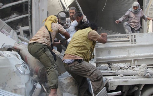 Chiến sự diễn ra ác liệt trước thời điểm ngừng bắn ở Syria - 1 Lực lượng cứu hộ cứu một người đàn ông trong đống đổ nát ở Idlib. (Ảnh: AFP)