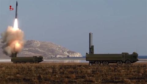 Bastion vờ giữ Crimea để kiểm soát toàn bộ eo Bosphorus? - 1 Hệ thống Bastion khai hỏa tại tập trận Caucasus 2016.