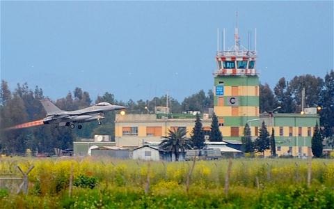 Sigonella vừa là một căn cứ hải quân Mỹ vừa là một căn cứ không quân của Italy.