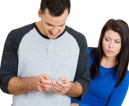 Hẹn bồ đi nhà nghỉ, chồng nhắn nhầm vào máy của... mẹ vợ - 1 Hẹn bồ đi nhà nghỉ, chồng nhắn nhầm vào máy của... mẹ vợ - 1