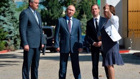 Ukraine chống Nga nhưng Moscow sẽ luôn thiện chí - 1 Tổng thống Nga Vladimir Putin và Thủ tướng Dmitry Medvedev thăm bán đảo Crimea. Ảnh: Fox News