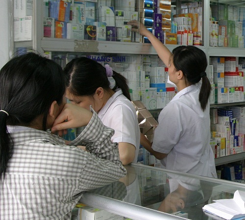 Nấm mắt do tự tra thuốc mỡ - 1 Không tự ý mua thuốc ở hiệu mà cần sự chỉ định của bác sĩ chuyên khoa. Ảnh: TM