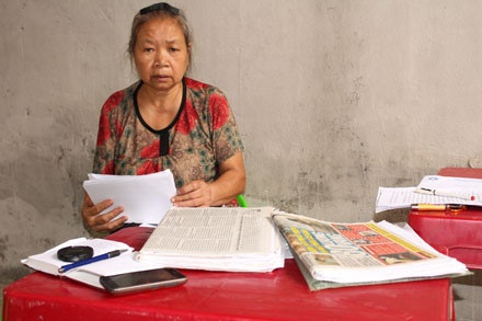 Vụ 2 chị em ruột bị cắt bỏ tử cung: Bệnh viện Sản Nhi Bắc Giang trả lời vòng vo, thiếu thuyết phục - 1 Bà Hà Thị Thuý Liên - mẹ chồng của chị Vịnh - trao đổi với phóng viên.