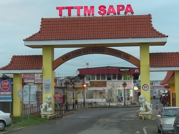 Doanh nghiệp Việt kiều tìm cách chinh phục lại thị trường Đông Âu - 1 Trung tâm thương mại Sapa tại Cộng hòa Séc, nơi có 3.000 người Việt đang kinh doanh. (Ảnh: Trần Quang Vinh/Vietnam+)