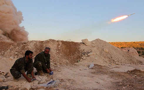 10 cuộc chiến mới nảy sinh có thể do cuộc chiến chống IS - 1 Các chiến binh của Quân đội Syria Tự do (FSA) phóng tên lửa Grad vào lực lượng chính phủ ở tỉnh Hama. Ảnh: Reuters.