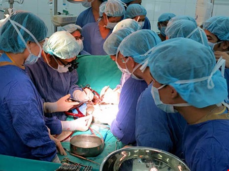 Tranh cãi xung quanh việc hiến tạng khi tim còn đập - 1 Một ca phẫu thuật ghép tạng từ người hiến tạng tại BV Trung ương Huế. Ảnh: BÙI OANH