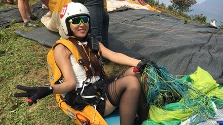 Phiêu cùng dù lượn - 1
Nữ phi công dù lượn Hải Yến trong lúc chờ bay tại đèo Khau Phạ.