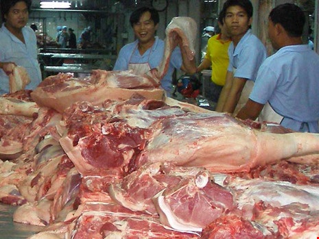 Một cục thịt, ba bộ nhúng tay - 1 Do văn bản pháp luật về an toàn thực phẩm còn chồng chéo nên một cục thịt có đến ba bộ quản lý. Ảnh: TRẦN NGỌC