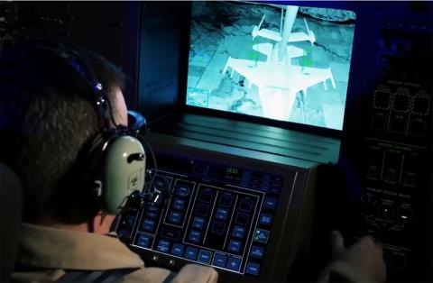 Máy bay KC-46A tiếp dầu ở độ cao gần 9km - 1 Bên trong khoang điều khiển của KC-46A.