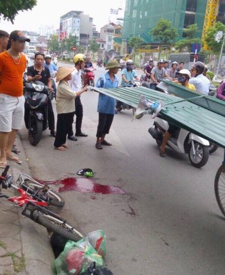 Hà Nội: Cháu bé đi xe đạp bị tôn cứa vào cổ tử vong - 1
Hiện trường vụ tai nạn