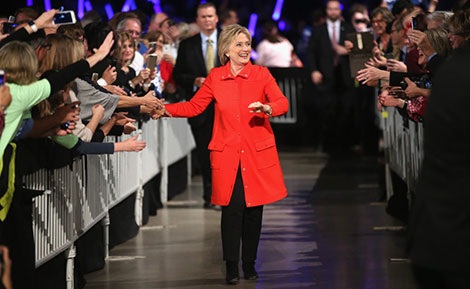 Nghệ thuật thu hút và tận dụng các nhà tài trợ lớn của nhà Clinton - 1 Ứng cử viên tổng thống Hillary Clinton trong một chuyến vận động cử tri năm 2016.