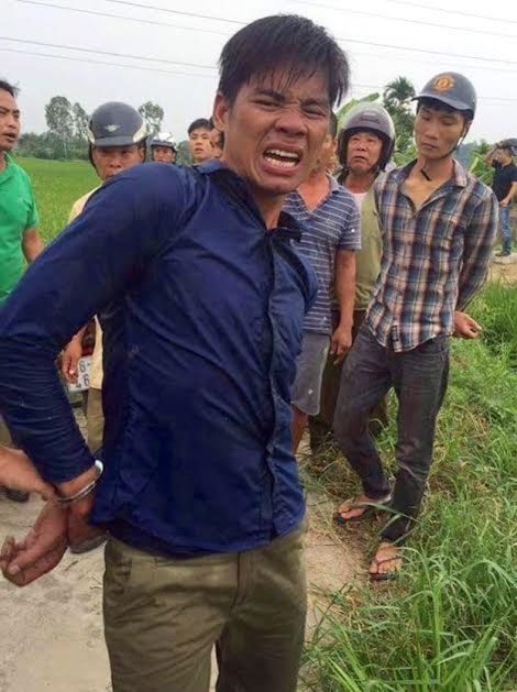 Người dân dũng cảm bắt tên trộm thủ dao bầu chém người truy đuổi - 1 Đối tượng Phát bị bắt giữ tại hiện trường.