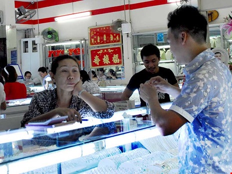 Bán vàng kém chất lượng: Phạt ai? - 1
Một số doanh nghiệp kinh doanh vàng cho rằng việc phạt các tiệm vàng mới chỉ kiểm soát được phần ngọn chứ chưa quản lý được từ gốc. Ảnh minh họa: HTD