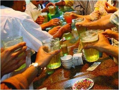 Hệ lụy nguy hiểm cho gan vì bia rượu, thực phẩm bẩn - 1
Bia rượu, thực phẩm bẩn là một trong những yếu tố tác động xấu tới gan.