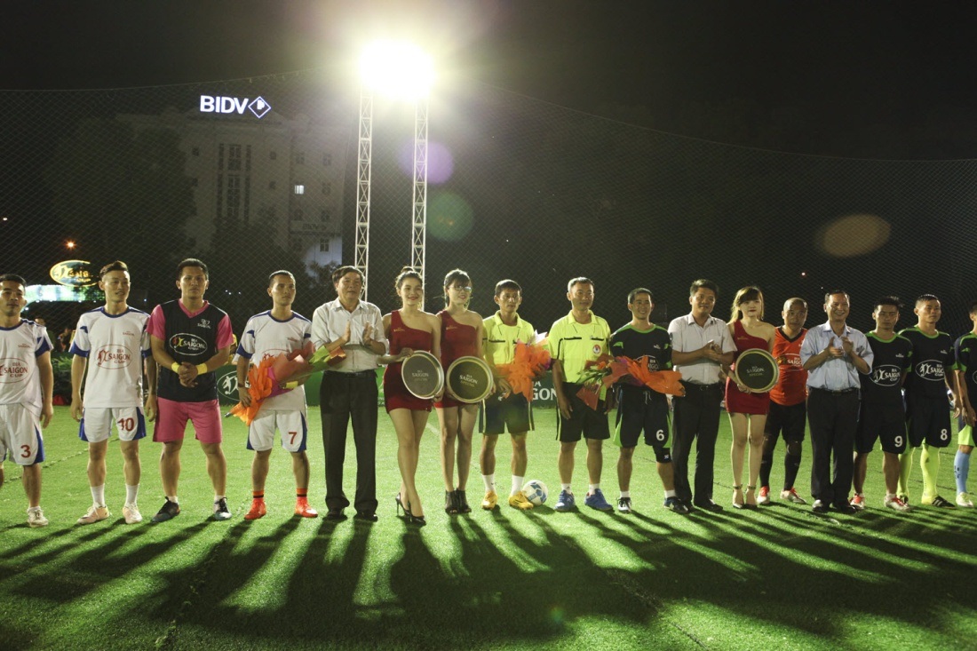 FC Family đăng quang Cúp Bia Sài Gòn - Hà Tĩnh. - 1 BTC trao hoa chúc mừng hai đội FC Family và FC Quốc tế xuất sắc tranh vào vòng chung kết.