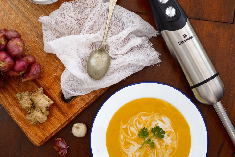 Tiêu chí chọn lựa máy xay cầm tay đa năng - 1 Với máy xay sinh tố cầm tay đa năng BlueStone, các chị em dễ dàng chế biến những thực đơn phong phú cho cả nhà.