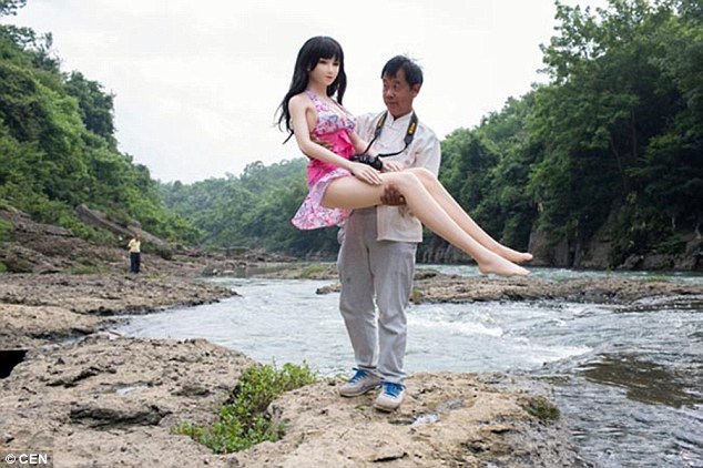 “Mối tình” kì lạ giữa người đàn ông Trung Quốc với búp bê tình dục - 1 “Mối tình” kì lạ giữa người đàn ông Trung Quốc với búp bê tình dục - 1