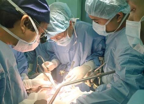 GS.TS Nguyễn Thanh Liêm – GĐ Bệnh viện Đa khoa Quốc tế Vinmec Times City trực tiếp tham gia vào quá trình ghép thận.