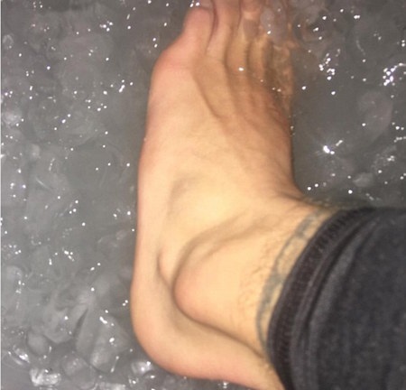 Justin Bieber “khoe” ảnh ngâm chân nước đá